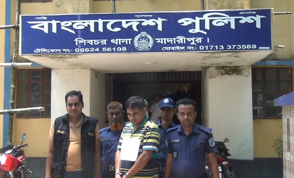 ৬ষ্ঠ শ্রেণির স্কুলছাত্রীকে শ্লীলতাহানি, ডায়াগনষ্টিক সেন্টারের মালিক গ্রেফতার