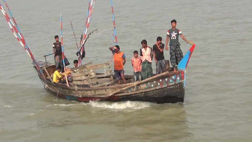 নিষেধাজ্ঞা অমান্য করে চিংড়ি রেনু শিকার