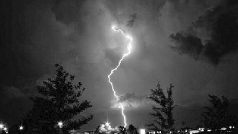 কুষ্টিয়ায় আম কুড়াতে গিয়ে বজ্রপাতে চাচি-ভাতিজা নিহত