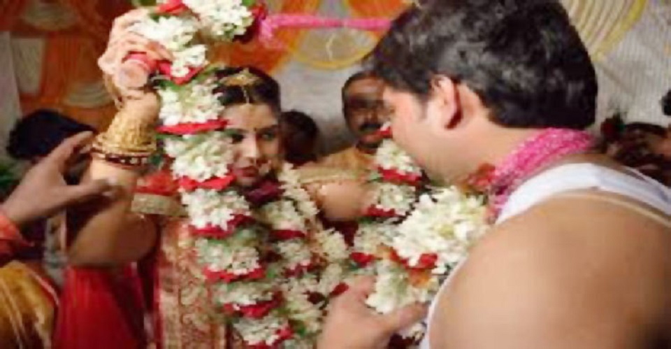 যৌতুক চাওয়ায় বিয়ের আসরেই বরকে পেটালো কনে