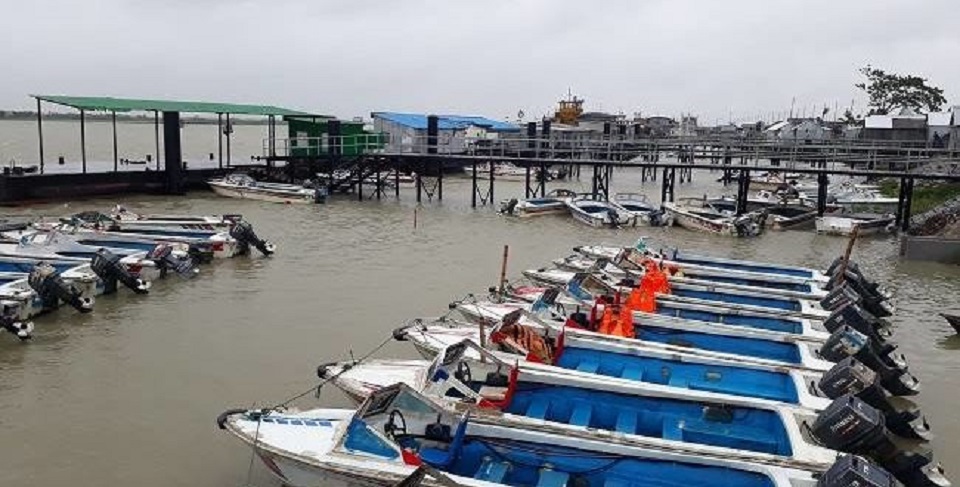 শিমুলিয়া-কাঠালবাড়ি রুটে লঞ্চ চলাচল বন্ধ, বাড়তি ভাড়া আদায়