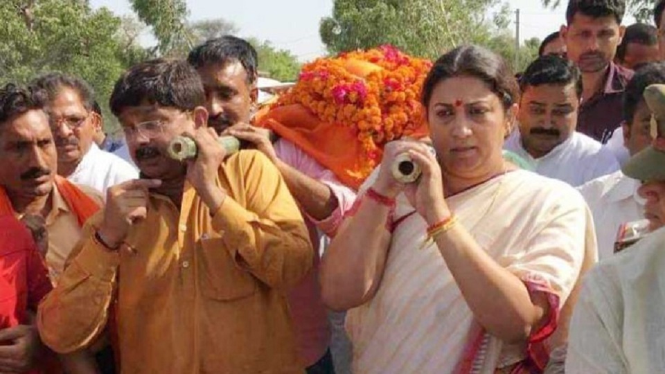 নিহত বডিগার্ডের লাশ কাঁধে বইলেন স্মৃতি ইরানি