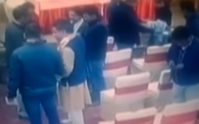 বন্ধ খামে সাংবাদিকদের টাকা দেয়ার চেষ্টা, না নেয়ায় মামলার হুমকি!