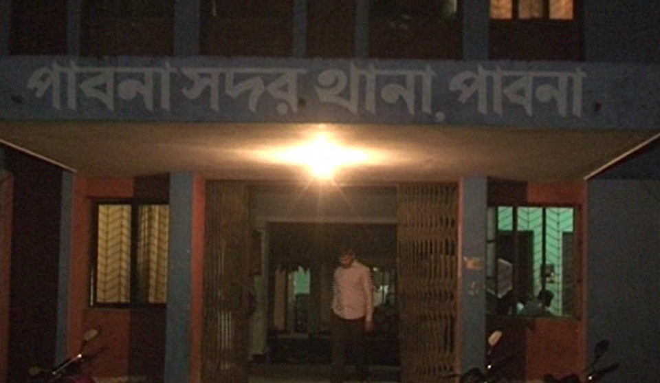শ্বাশুড়িকে কুপিয়ে খুন, পুত্রবধূকে আটক