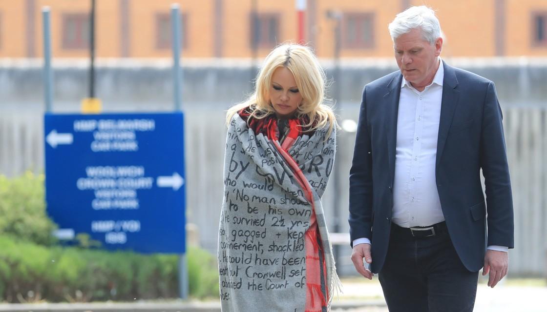 অ্যাসাঞ্জকে দেখতে কারাগারে পামেলা অ্যান্ডারসন