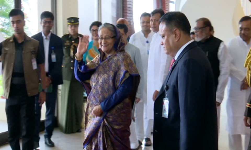 যুক্তরাজ্য সফরের উদ্দেশে ঢাকা ছেড়েছেন প্রধানমন্ত্রী