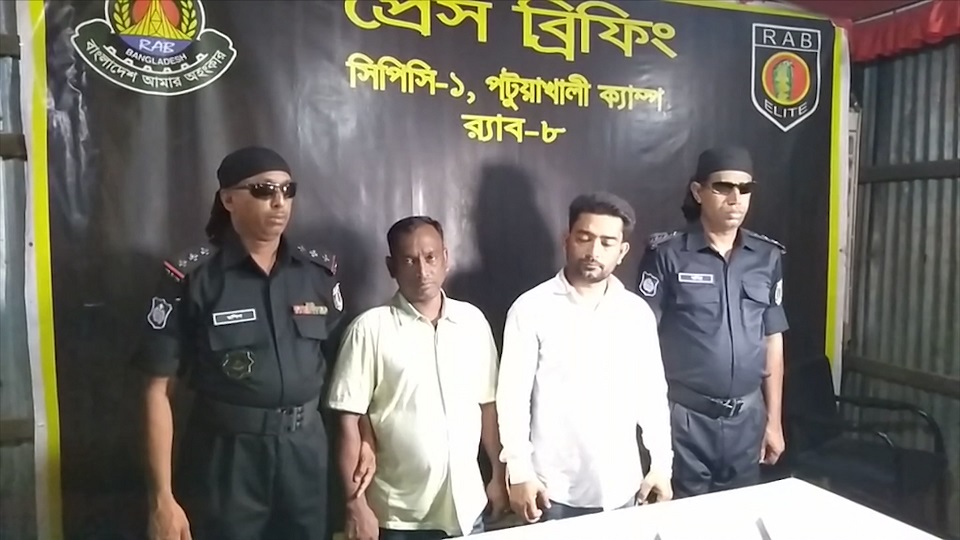 পটুয়াখালীতে র্যাব পরিচয়ে চাঁদাবাজির সময় দুই প্রতারক গ্রেফতার