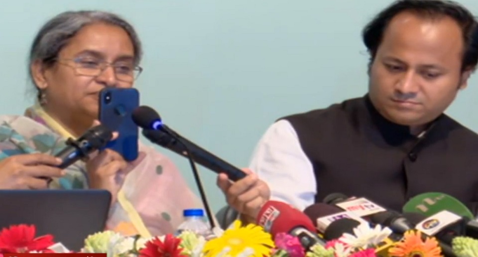 লন্ডন থেকে টেলিফোনে শিক্ষার্থীদের অভিনন্দন জানিয়েছেন প্রধানমন্ত্রী