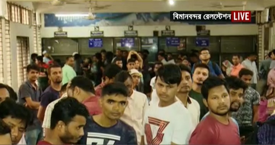 কমলাপুর ও বিমানবন্দর রেলস্টেশনে মানুষের উপচে পড়া ভিড়