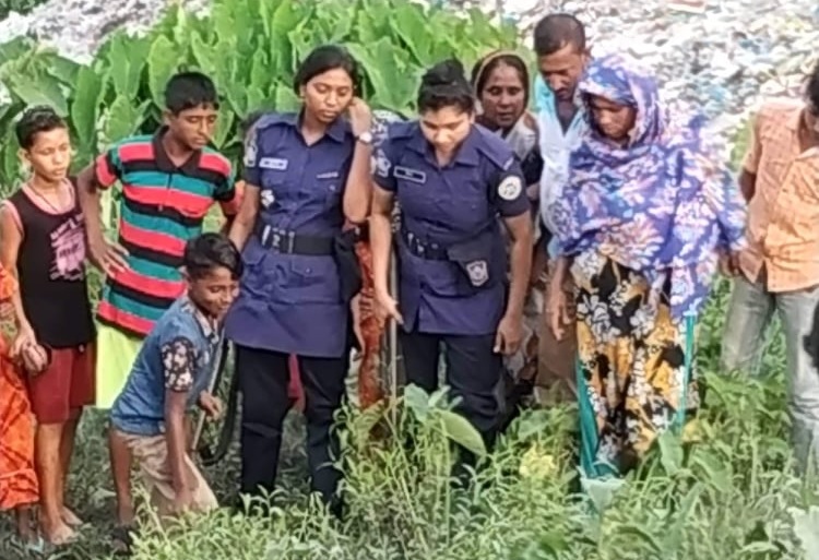 ঝোপের মাঝে নবজাতকের লাশ