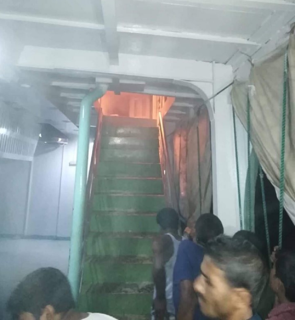 মাঝ নদীতে সুন্দরবন লঞ্চে আগুন, ছবি তুলতে গেলে যাত্রীদের মোবাইল ছিনিয়ে নেয় কর্মচারীরা