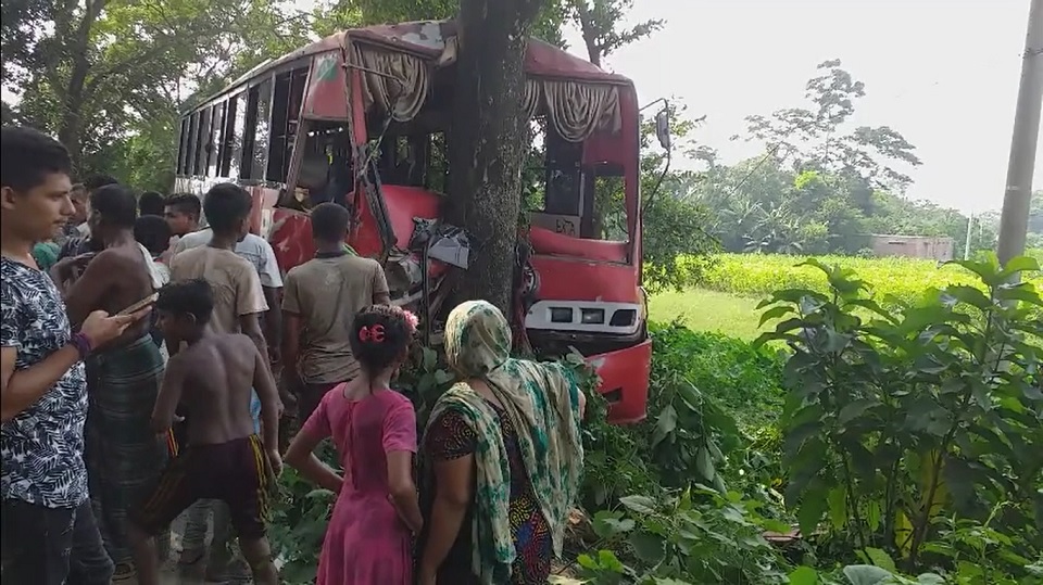কালকিনিতে বাস-ট্রাক সংঘর্ষে চালক ও হেলপার নিহত