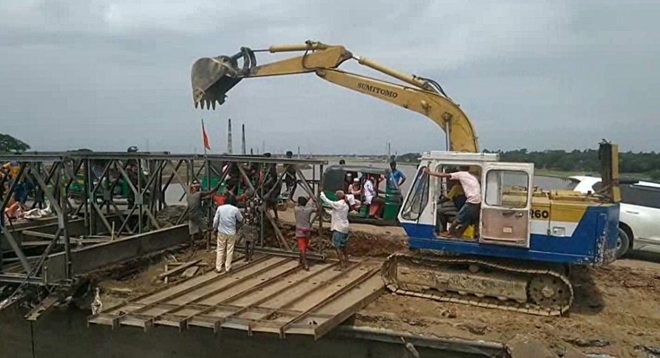 শাহবাজপুর সেতু ঝুকিপূর্ণ, ফেরিতে যানবাহন পারাপার