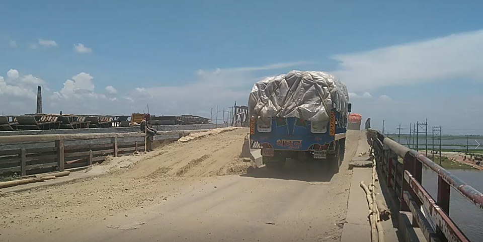 শাহবাজপুর সেতুতে ২২ টনের বেশি যানবাহনের ওপর নিষেধাজ্ঞা