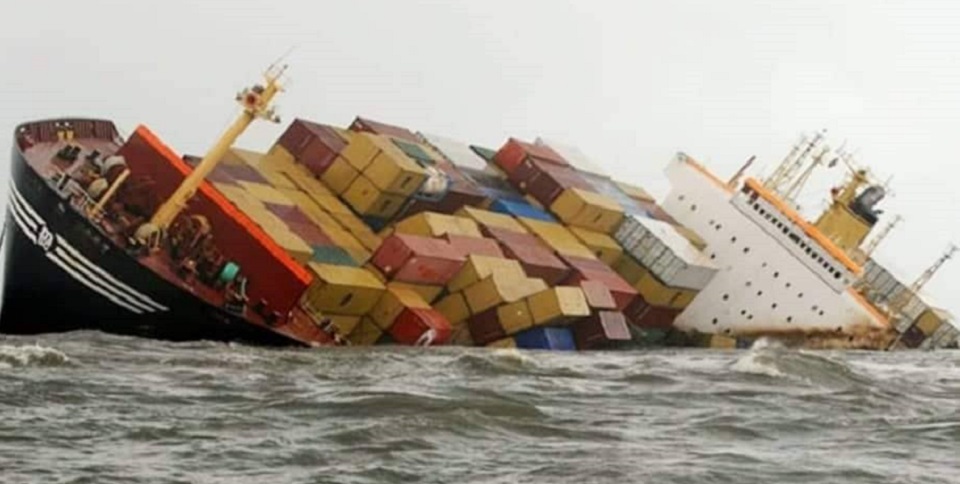হাতিয়া চ্যানেলে জাহাজ থেকে ছিটকে পড়ল ৪৩ কনটেইনার