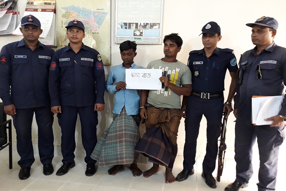 শরীয়তপুরে নৌপথে চাঁদাবাজিকালে আটক ২