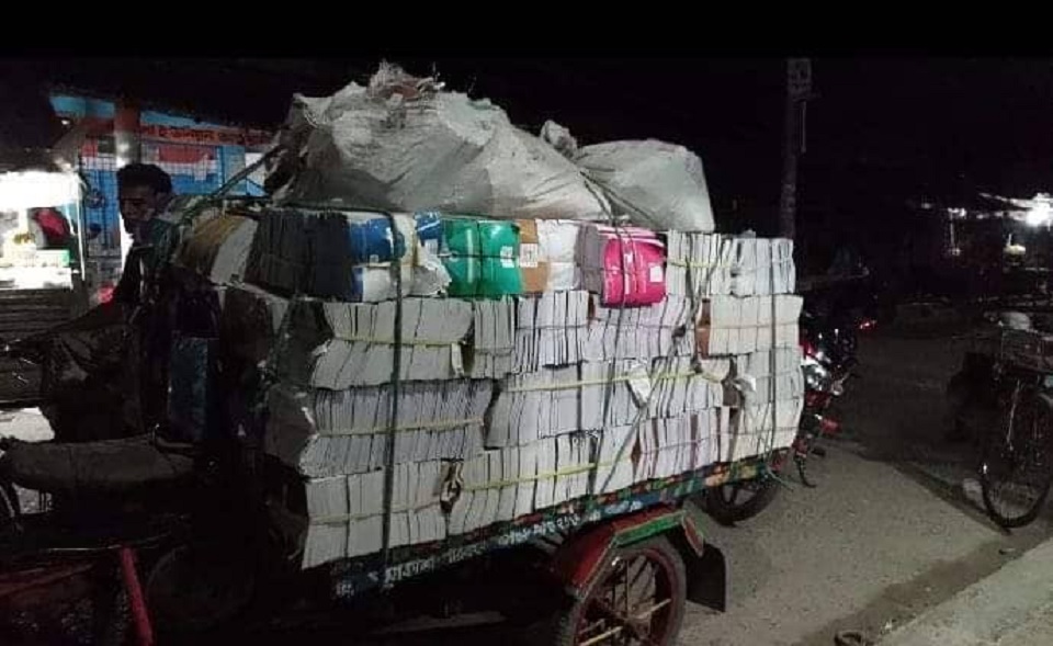 সাতক্ষীরার কালিগঞ্জে বিপুল পরিমাণ সরকারি বই উদ্ধার