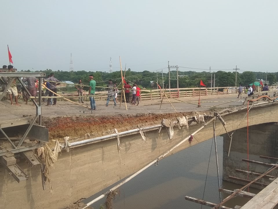 শাহবাজপুর সেতুতে ভারী-মাঝারী যান চলাচল বন্ধ