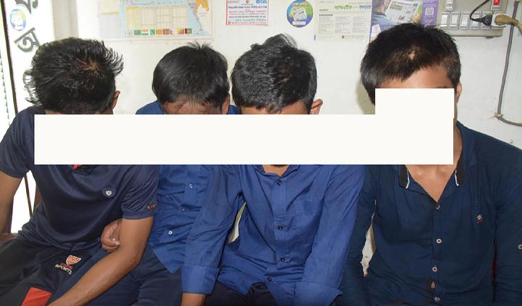 পরীক্ষার হলে ৫০ শিক্ষার্থীর চুল কাটলেন ২ শিক্ষক