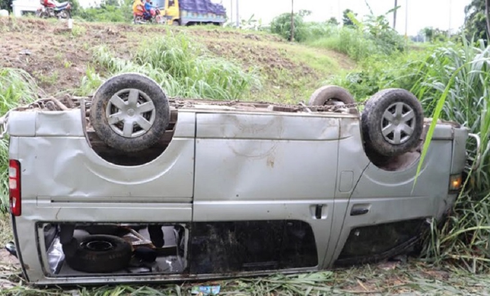 ফরিদপুরে মাইক্রোবাস খাদে, একই পরিবারের তিনজন নিহত