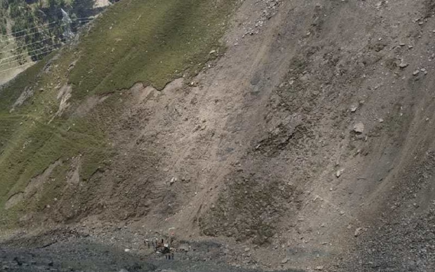 কাশ্মীরে পিকনিকের বাস খাদে পড়ে ৯ ছাত্রীসহ নিহত ১১