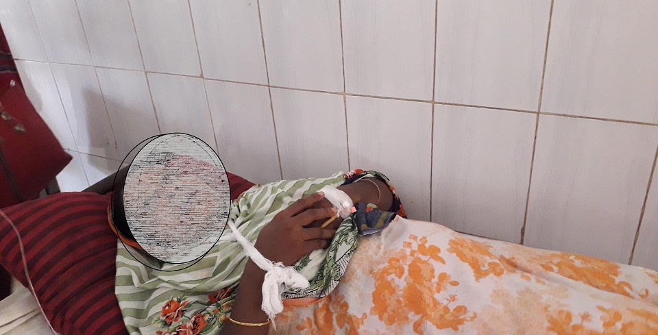 কু-প্রস্তাবে রাজি না হওয়ায় হাত ভেঙে দিলো স্কুল শিক্ষিকার