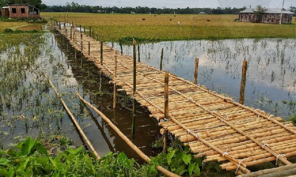 মসজিদে যেতে স্বেচ্ছাশ্রমে সাঁকো বানালেন মুসল্লিরা!