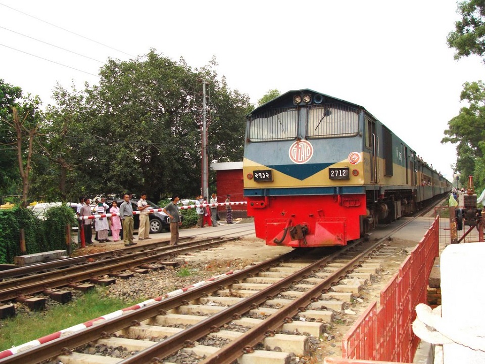 পশ্চিমাঞ্চলে শিডিউল বিপর্যয়: ৬/৭ ঘণ্টা দেরিতে ছাড়ছে ট্রেন