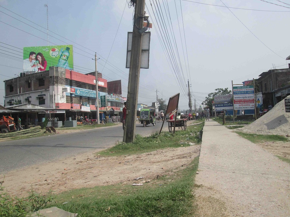 ঝিনাইদহ-চুয়াডাঙ্গা মহাসড়কে ঝুঁকিপূর্ণ বৈদ্যুতিক খুঁটি, ঘটছে সড়ক দুর্ঘটনা