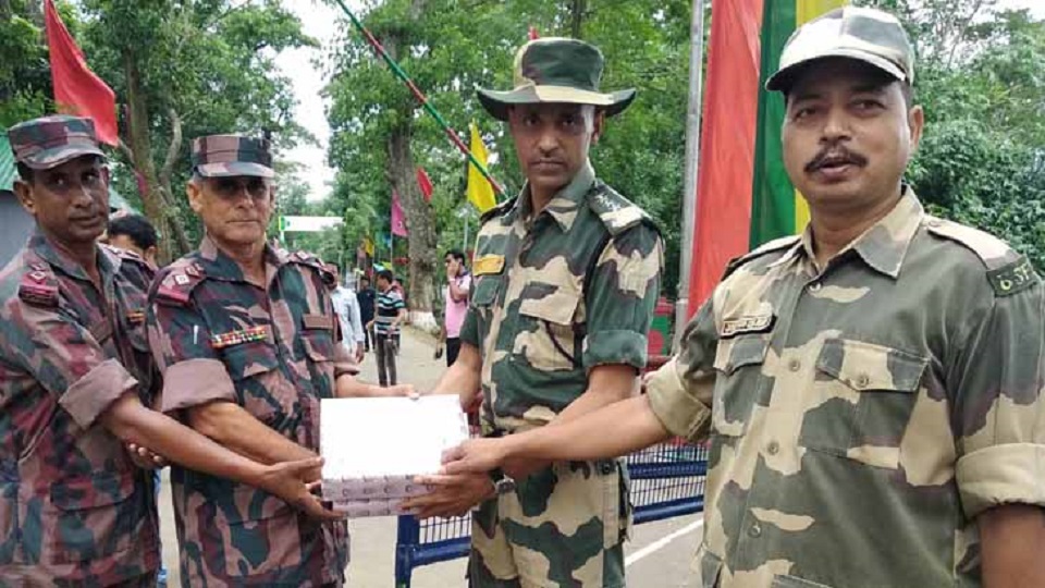 আখাউড়া সীমান্তে বিজিবি-বিএসএফের মিষ্টি বিনিময়