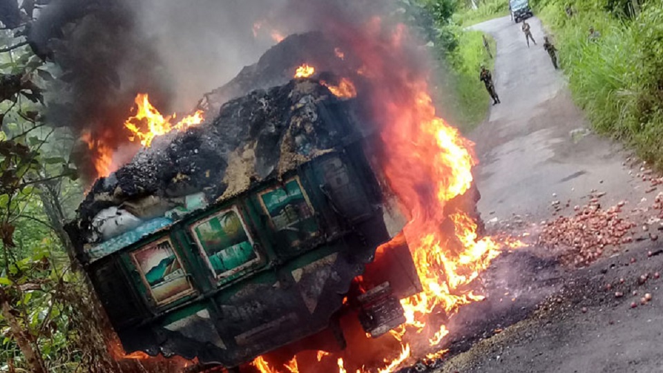 চাঁদা না দেয়ায় মালবাহী ট্রাকে আগুন