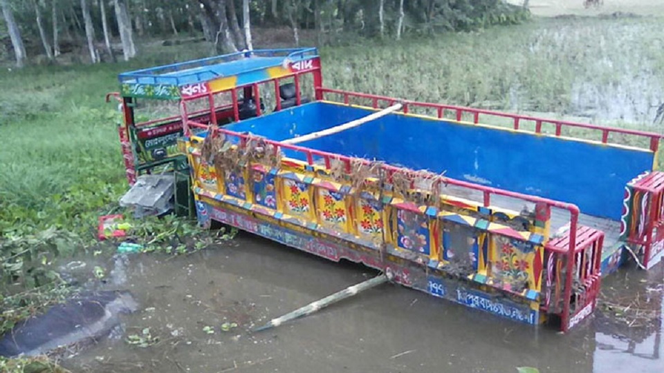 বগুড়ায় ভটভটি উল্টে দুই ভাই নিহত