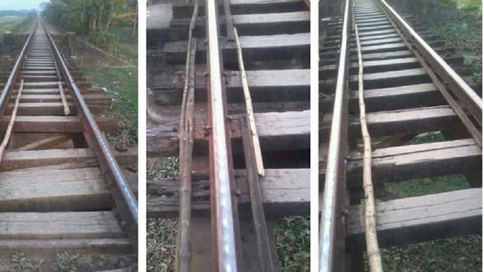 আড়ানী রেলসেতু: লোহার ক্লিপের পরিবর্তে বাঁশ