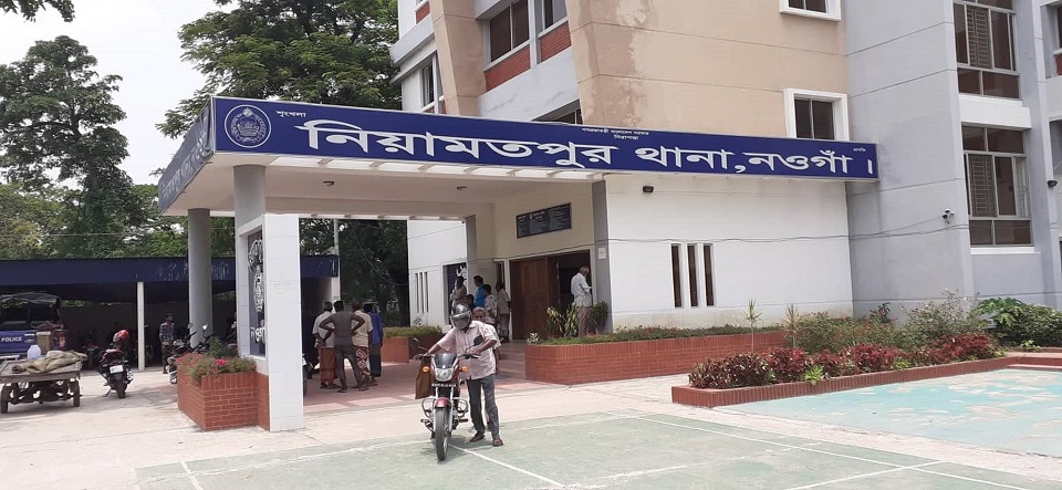 স্বামী ঢাকায়, গৃহবধূকে ধর্ষণ করে হত্যা