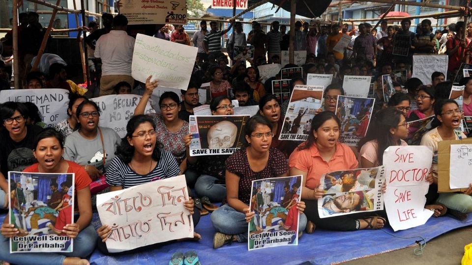 ভারতজুড়ে চিকিৎসক ধর্মঘট, পশ্চিমবঙ্গে গণইস্তফা