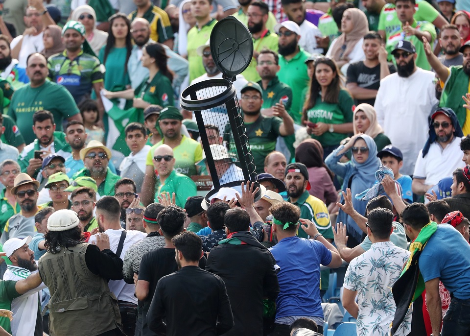 পাকিস্তান-আফগান ম্যাচে স্টেডিয়াম রণক্ষেত্র