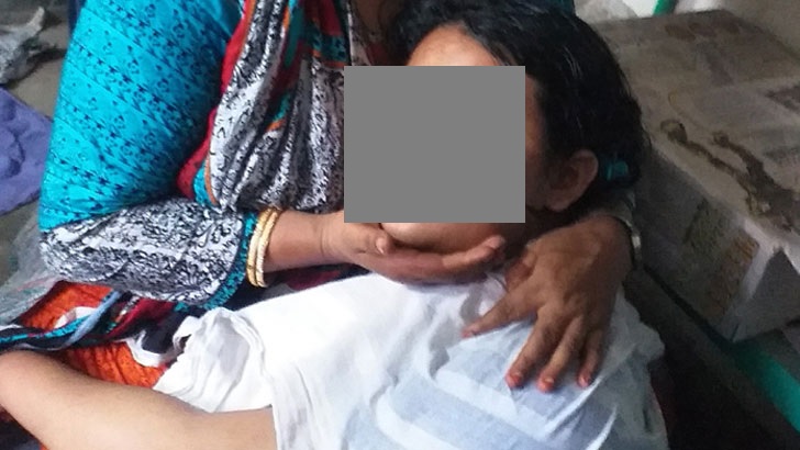 গাড়ি থেকে লাফ দিয়ে রক্ষা পেল আইডিয়ালের ছাত্রী