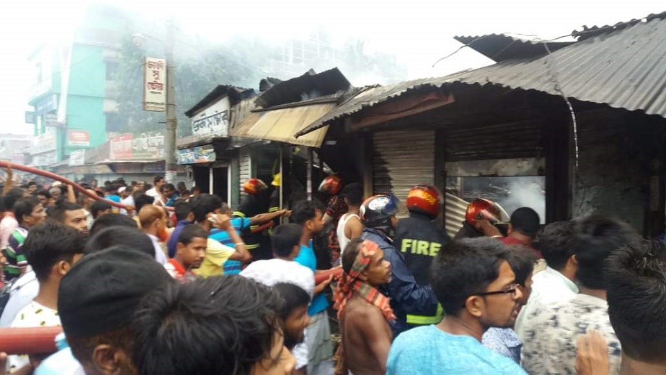 টাঙ্গাইলের গোপালপুরে আগুনে পুড়ে ৭টি দোকান ছাই