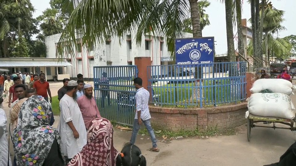 বরগুনায় মেয়েকে আগুনে পুড়িয়ে বাবার আত্মহত্যা