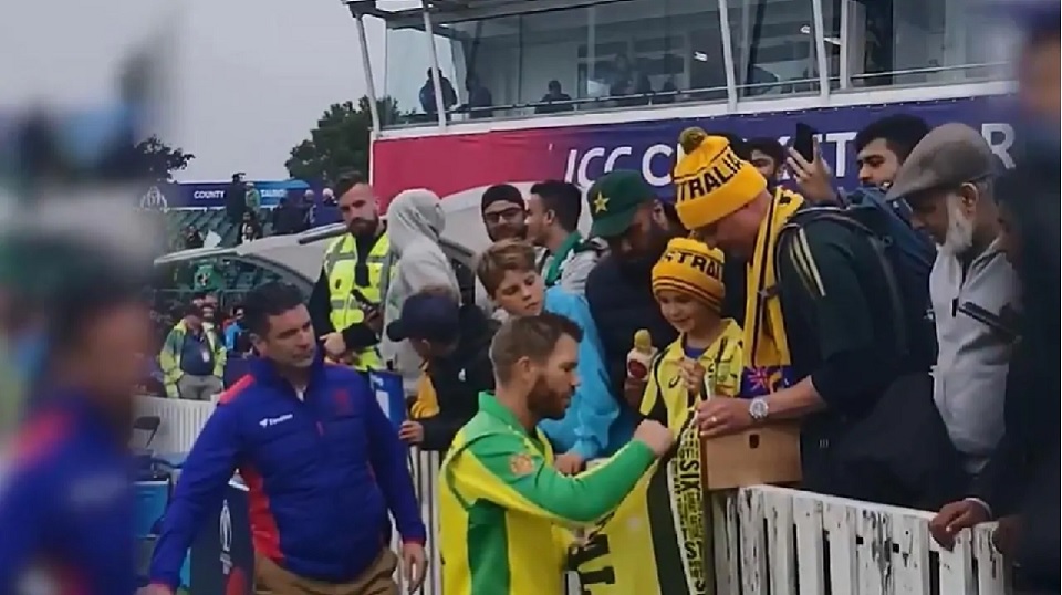 ম্যাচসেরার পুরস্কার খুদে ভক্তকে দিয়ে দিলেন ওয়ার্নার