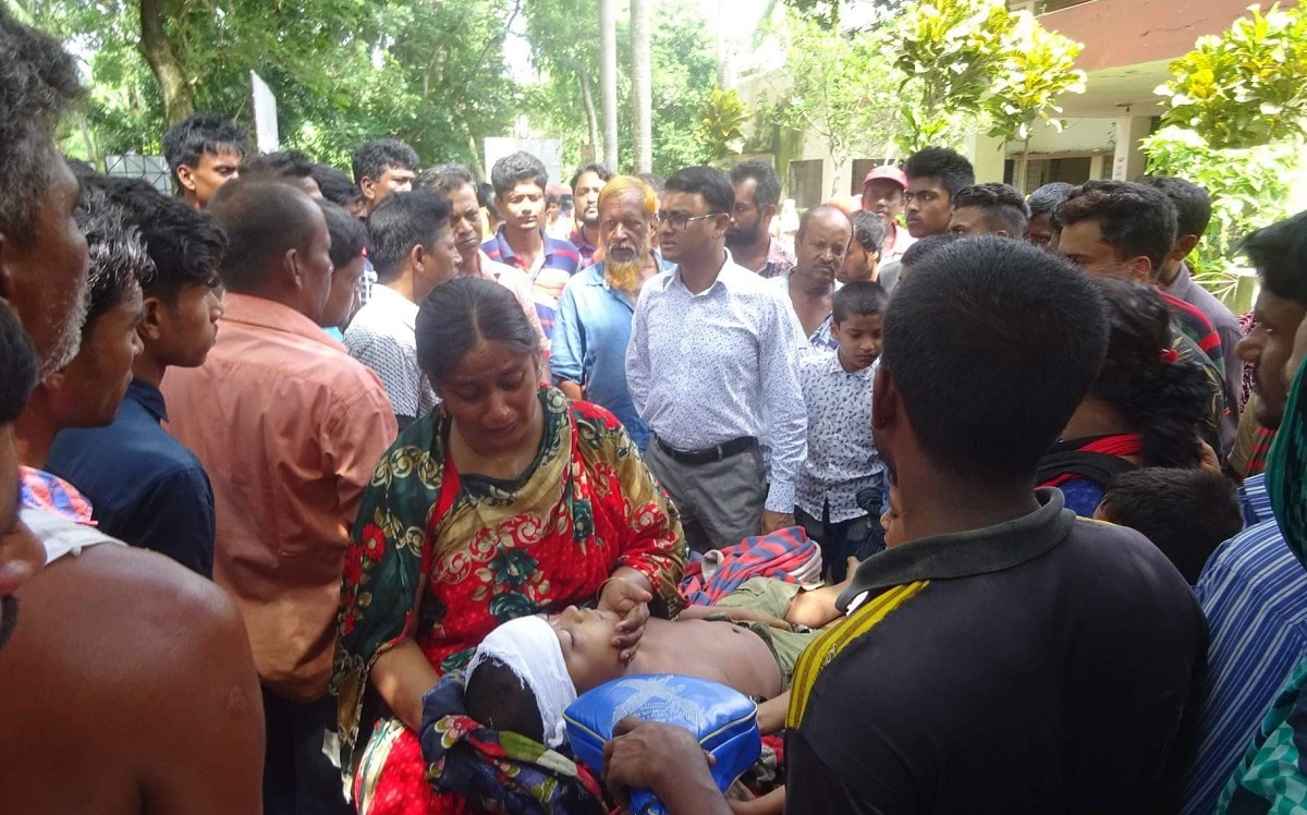 মাথায় সানসেট ভেঙে পড়ে স্কুলছাত্রের মৃত্যু