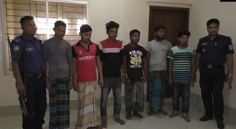 পর্ন ভিডিও সংরক্ষণ ও বিক্রি করায় ১৮ জন আটক