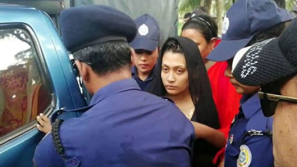 গোপন ফোন নম্বরে নয়ন বন্ডের সাথে যোগাযোগ করে মিন্নি