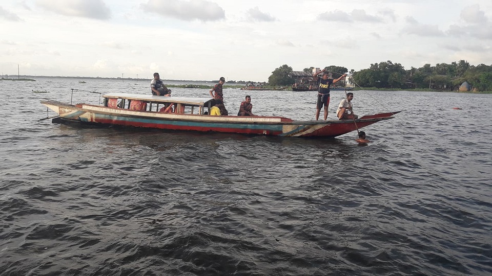 ডুবে যাওয়া শিক্ষকের সন্ধান মেলেনি