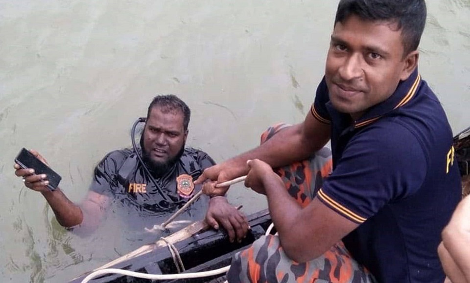 সেলফি তুলতে গিয়ে ইউএনও’র স্ত্রীর মোবাইল পানিতে : ডুবুরি দলের উদ্ধার