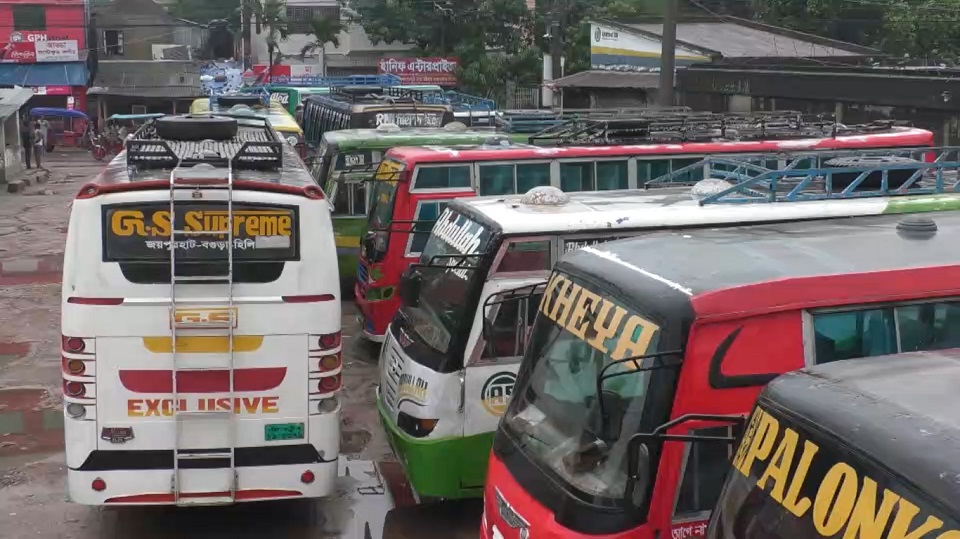 সড়ক সংস্কারের দাবিতে পরিবহন মালিক-শ্রমিকদের ধর্মঘট, দুর্ভোগে যাত্রীরা