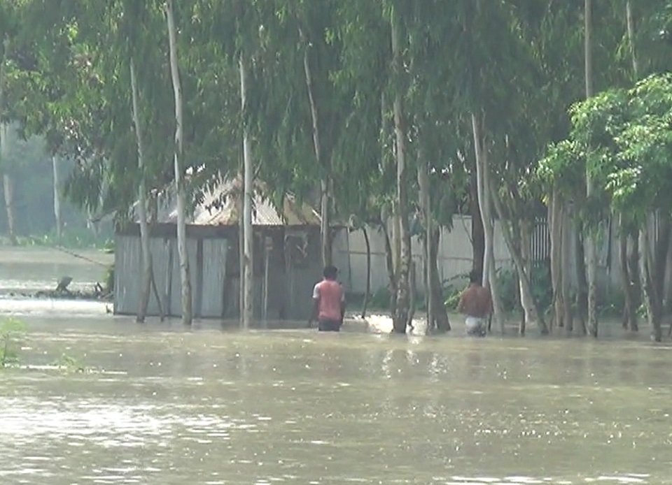 কুড়িগ্রামে ৪ লক্ষাধিক মানুষ পানিবন্দী, খাদ্য ও বিশুদ্ধ পানির সংকট