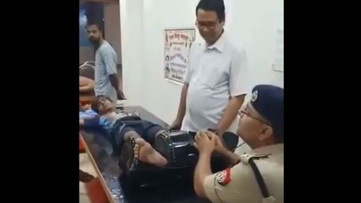 অসুস্থ তীর্থযাত্রী যুবকের পা টিপে দিচ্ছেন পুলিশ সুপার, ভিডিও ভাইরাল