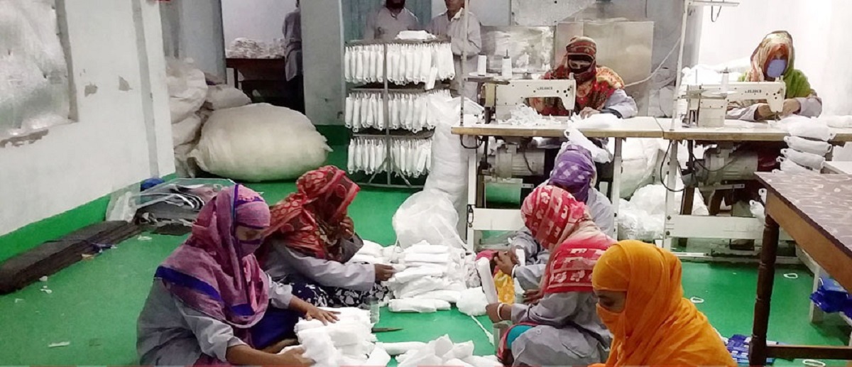 স্যানিটারি ন্যাপকিন তৈরি করে সচ্ছল ঝিনাইদহের ১৭ নারী