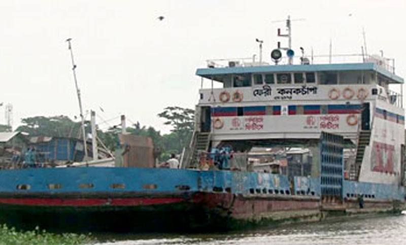 ফেরি বিকলে ভোগান্তিতে ভোলা-লক্ষ্মীপুর রুটের যাত্রীরা